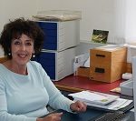 Zu sehen ist Elfriede Bauer von der Stadtbibliothek Deggendorf.