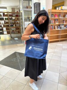 Bibliotheksmitarbeiterin Sevgi Dogan probiert die neue Tasche gleich aus.