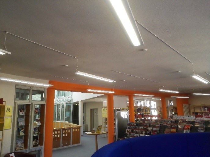 Ein Blick in das 1. OG der STadtbibliothek Deggendorf mit der CD-Abteilung und vor allem der neuen LED-Technik, welche in Form von Beleuchtung an den Decken sichtbar ist